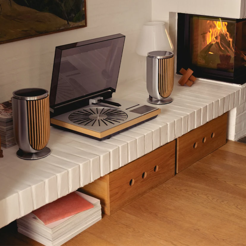 Beolab 8 ペア バング＆オルフセンから、後ろからも音で包み込む